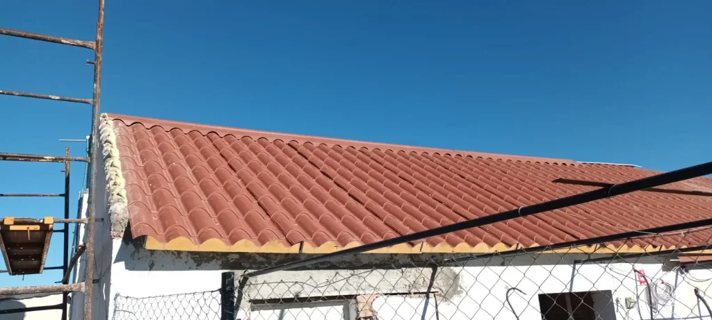 Casa en Málaga con paneles teja Alubel terminación rojo teja
