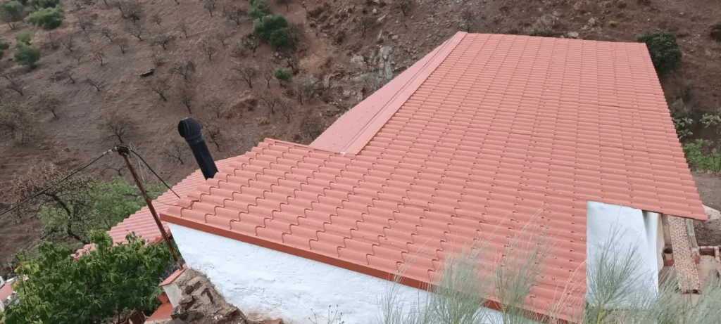 Casa en Málaga en el campo, con paneles teja de Alubel en rojo